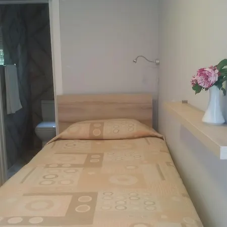 Theranda Boutique 地拉那