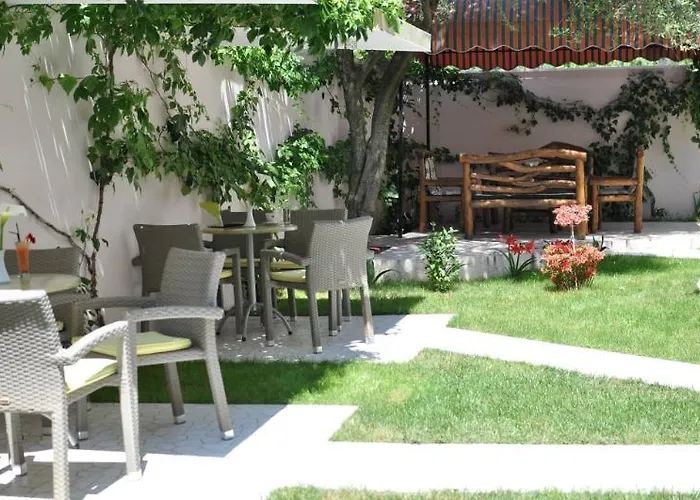 Theranda Boutique 3* تيرانا