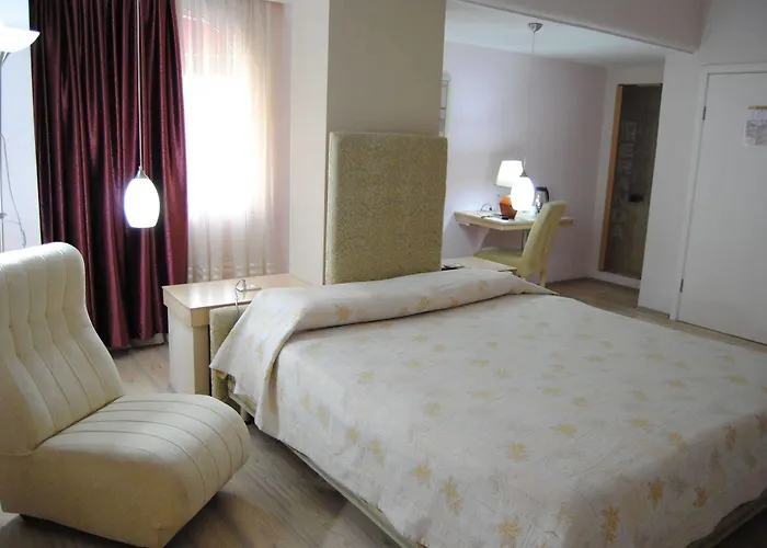 Theranda Boutique 3* تيرانا