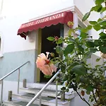 מלון Theranda Boutique