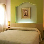 מלון Theranda Boutique 3*