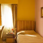 מלון Theranda Boutique 3*