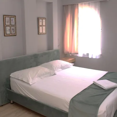 מלון Theranda Boutique