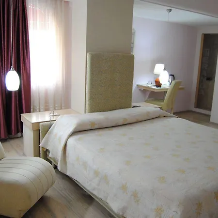 Theranda Boutique 3* تيرانا